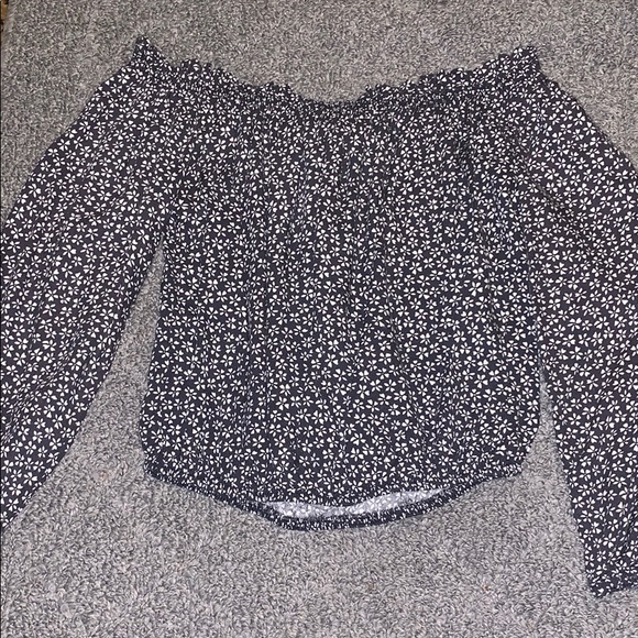 Brandy Melville Tops - Small cute shirt Brandy Melville Tops - Small cute shirt
